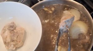 Removing chicken from yakhni