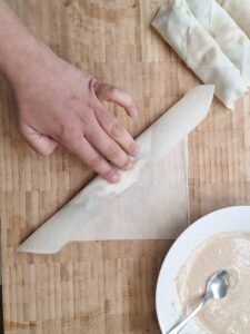 Rolling spring roll pastry (2)