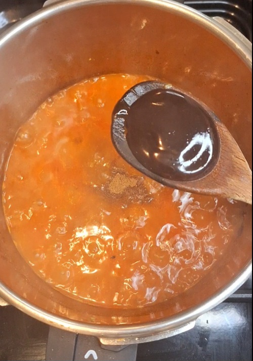 Add tamarind sauce to kala chana