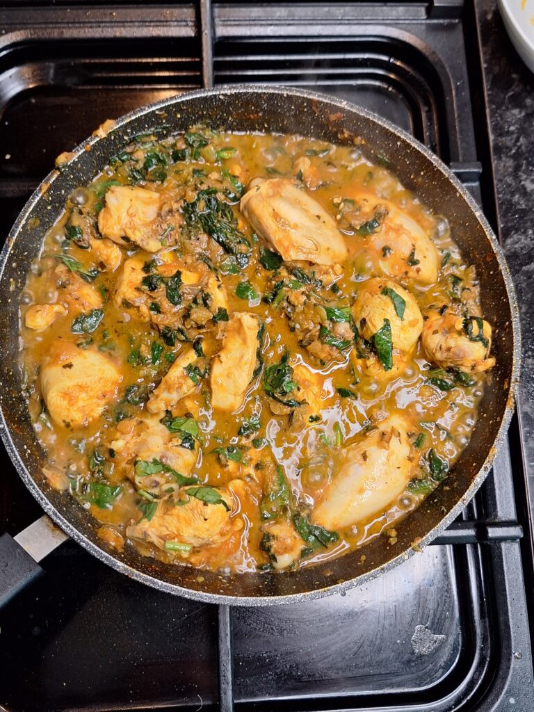 Simmer chicken palak