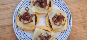 Burgers with caramelised onions