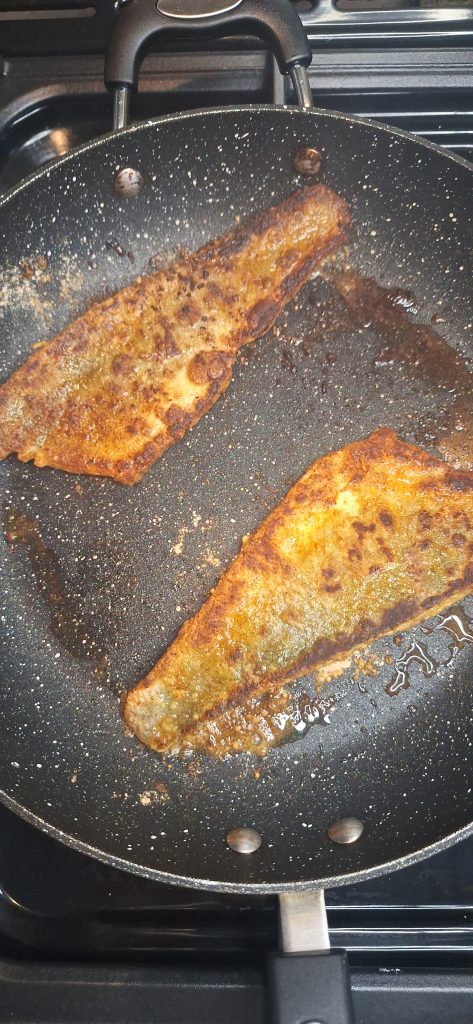 Turn over to fry the other side of the fish