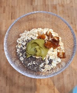 Oats, chia seeds, pistachio cream and medjool date